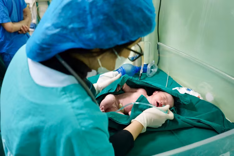 Bé gái 2.200 gram khỏe mạnh cất tiếng khóc chào đời - Ảnh BVCC