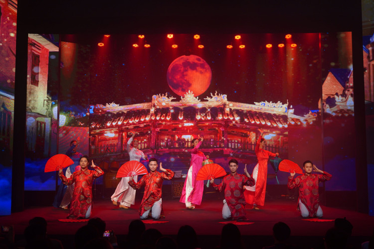 Tại buổi lễ cũng diễn ra các chương trình nghệ thuật đặc sắc chào mừng Ngày Quốc tế Người di cư do các nghệ sĩ Nhà hát Ca múa nhạc Việt Nam biểu diễn