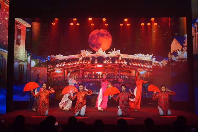 Tại buổi lễ cũng diễn ra các chương trình nghệ thuật đặc sắc chào mừng Ngày Quốc tế Người di cư do các nghệ sĩ Nhà hát Ca múa nhạc Việt Nam biểu diễn