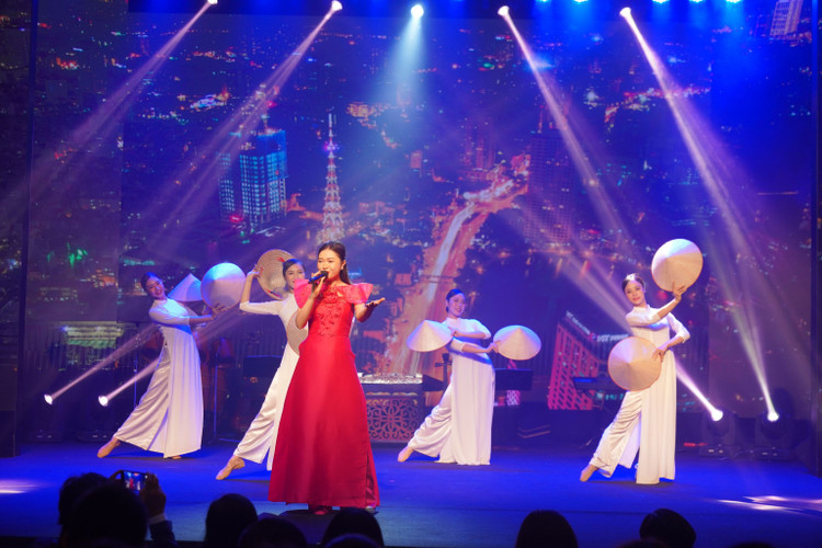 Tại buổi lễ cũng diễn ra các chương trình nghệ thuật đặc sắc chào mừng Ngày Quốc tế Người di cư do các nghệ sĩ Nhà hát Ca múa nhạc Việt Nam biểu diễn