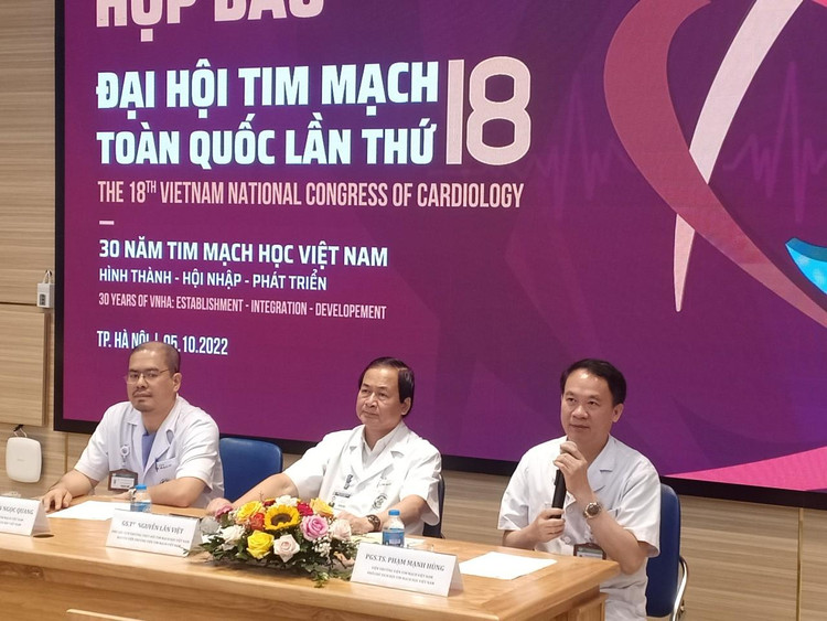 Các chuyên gia tim mạch trả lời tại cuộc họp báo
