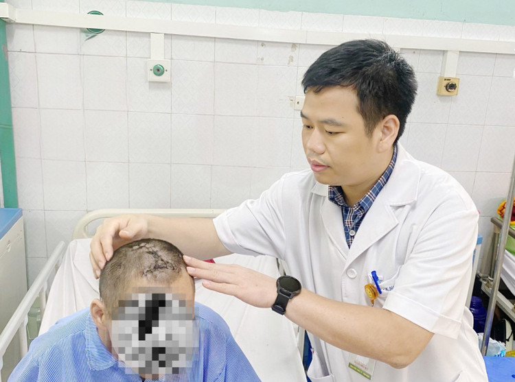 Thạc sĩ, bác sĩ Nguyễn Hữu Quý – Bác sĩ khoa Phẫu thuật Thần kinh – Lồng ngực thăm khám cho bệnh nhân trước khi ra viện - Ảnh BVCC