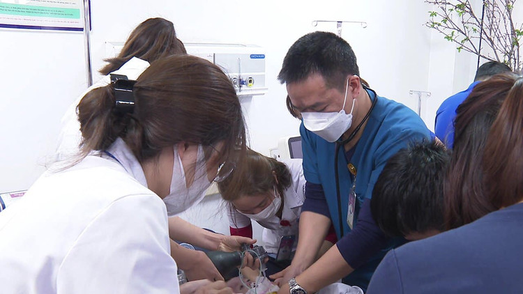 Nghẹt thở cứu bé 2 tháng tuổi ngừng tuần hoàn.