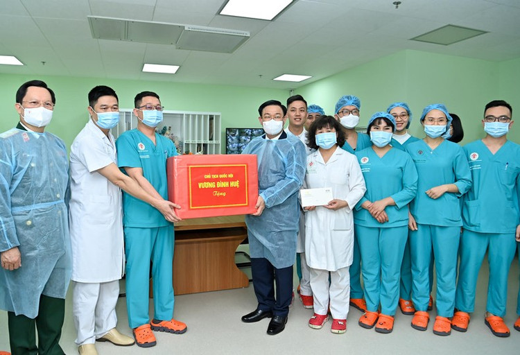 Chủ tịch Quốc hội Vương Đình Huệ tặng quà cho khoa cấp cứu bệnh viện 108 Chủ tịch Quốc hội Vương Đình Huệ tặng quà cho khoa cấp cứu bệnh viện 108