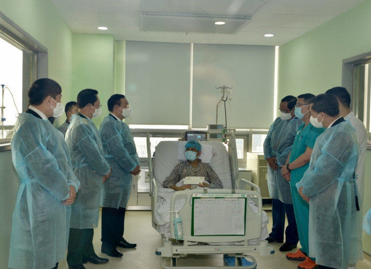 Chủ tịch Quốc Hội Vương Đình Huệ thăm bệnh nhân ghép tạng Chủ tịch Quốc Hội Vương Đình Huệ thăm bệnh nhân ghép tạng