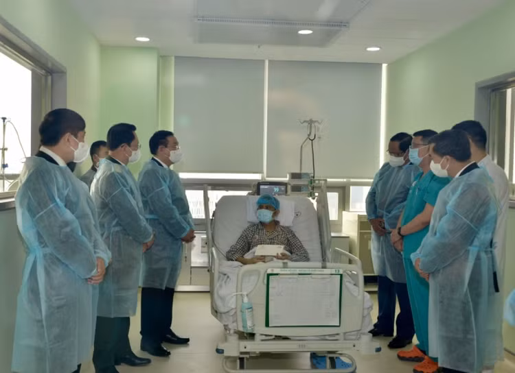 Chủ tịch Quốc Hội Vương Đình Huệ thăm bệnh nhân ghép tạng