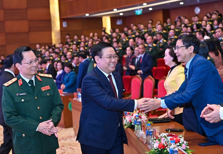 Chủ tịch Quốc hội Vương Đình Huệ thăm và chúc mừng Bệnh viện TWQĐ 108 nhân dịp kỷ niệm 68 năm Ngày thầy thuốc Việt Nam