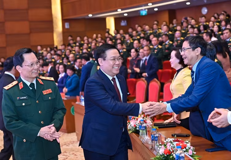 Chủ tịch Quốc hội Vương Đình Huệ thăm và chúc mừng Bệnh viện TWQĐ 108 nhân dịp kỷ niệm 68 năm Ngày thầy thuốc Việt Nam