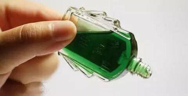 Nhỏ nhầm dầu gió vào mắt, cụ bà 90 tuổi phải đi viện vì bỏng kết giác mạc