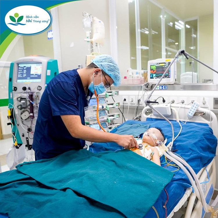 BS Lê Nhật Cường – Khoa Điều trị tích cực Nội khoa thăm khám và theo dõi sát sao diễn biến bệnh của trẻ