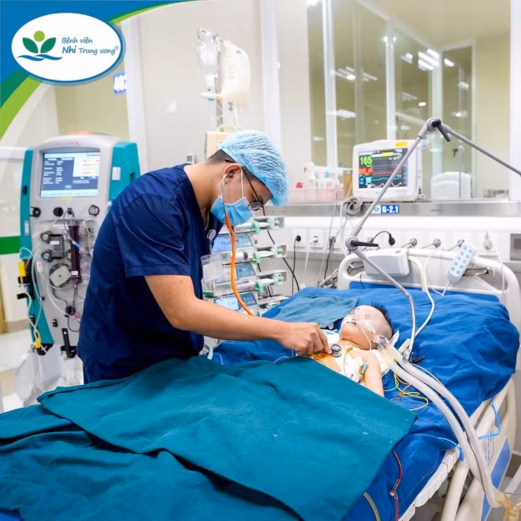 BS Lê Nhật Cường – Khoa Điều trị tích cực Nội khoa thăm khám và theo dõi sát sao diễn biến bệnh của trẻ