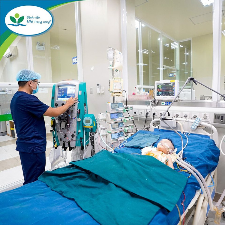 Bé N.H đang được lọc máu liên tục tại Khoa Điều trị tích cực Nội khoa