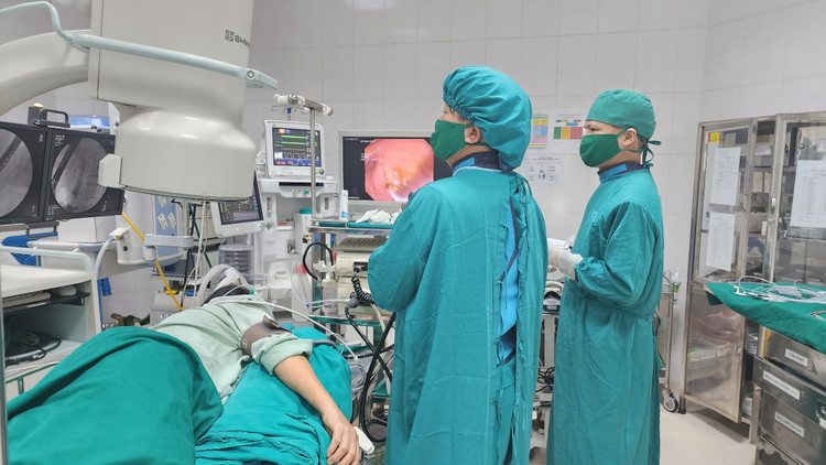 Nội soi ngược dòng lấy 20 viên sỏi không cần phẫu thuật