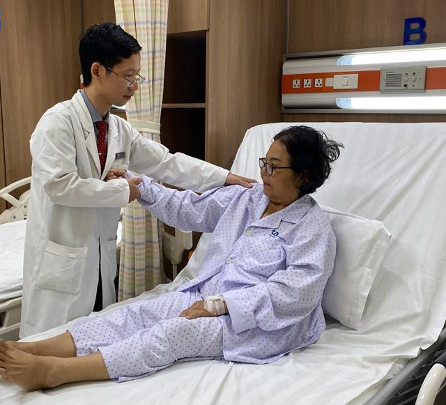 Bác sĩ kiểm tra khớp vai trước khi xuất viện - Ảnh BVCC