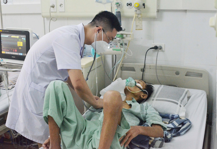 Khoa Bệnh nhiệt đới tiếp nhận điều trị cho những bệnh nhân mắc cúm biến chứng viêm phổi, suy hô hấp