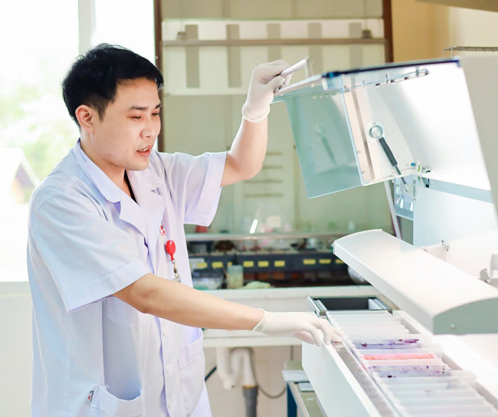 Kỹ thuật viên thực hiện kỹ thuật trên máy nhuộm tự động - Ảnh BVCC