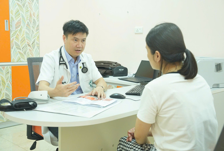 TS.BS Hàn Viết Trung thăm khám cho bệnh nhân tại Khoa khám bệnh theo yêu cầu, nhà K1 - Bệnh viện Bạch Mai