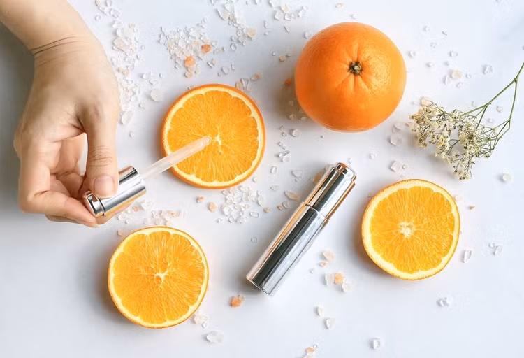 Bổ sung vitamin C thường xuyên giúp da căng mịn.