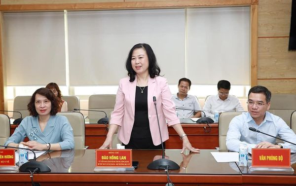 Bộ trưởng Bộ Y tế Đào Hồng Lan đã dự và chứng kiến lễ tiếp nhận vắc xin 5 trong 1