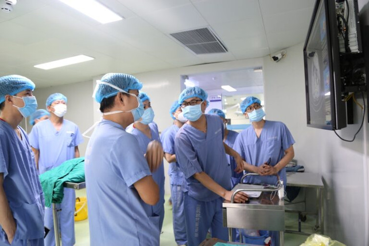 Ekip hội chẩn trực tiếp với chuyên gia trước khi vào ca phẫu thuật cắt gan