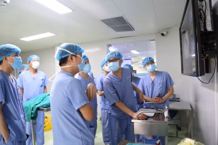 Ekip hội chẩn trực tiếp với chuyên gia trước khi vào ca phẫu thuật cắt gan