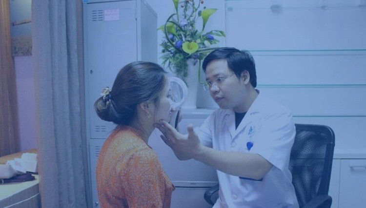 Thăm khám cho bệnh nhân tại bệnh viện Da Liễu TƯ