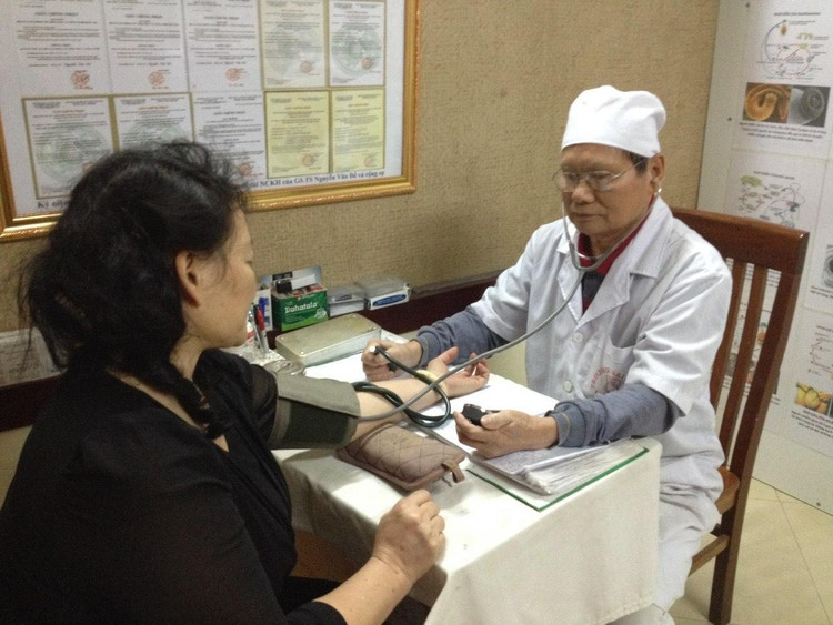 GS.TS Nguyễn Văn Đề thăm khám cho bệnh nhân