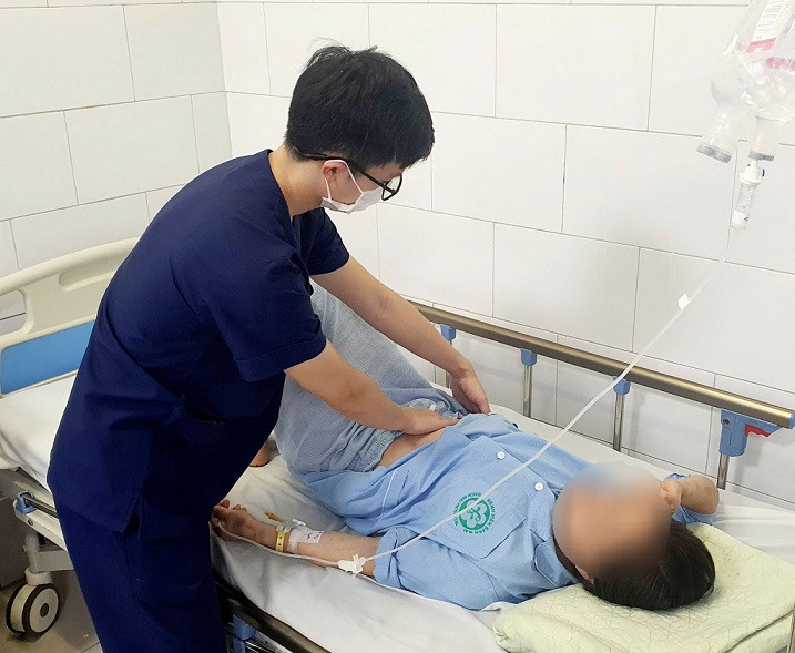 Bác sĩ Trung tâm Chống độc thăm khám cho bệnh nhân - Ảnh BVCC