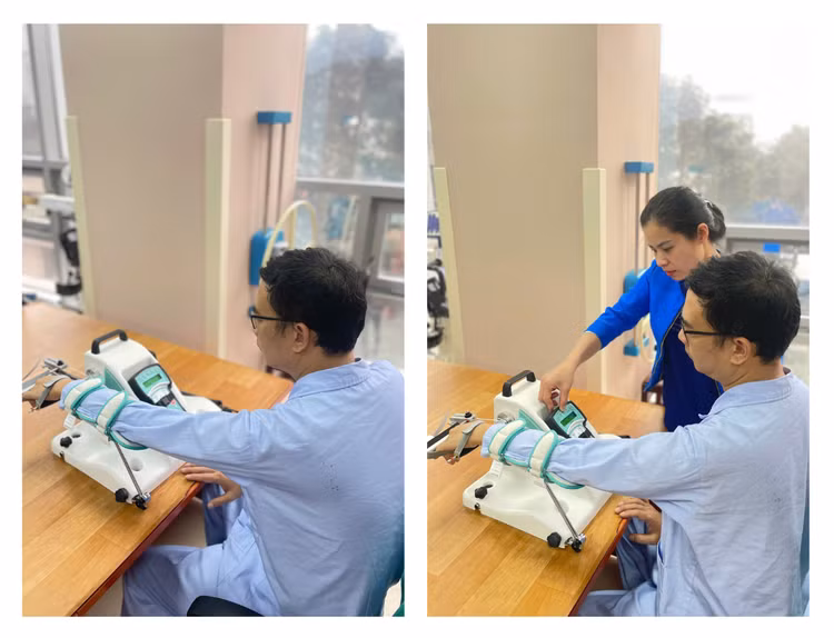 Bệnh nhân điều trị phục hồi chức năng cổ bàn tay bằng robot Kinetec Maestra - Ảnh BVCC