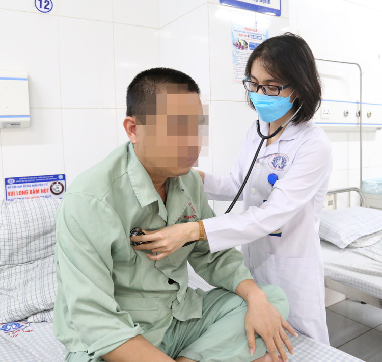 Bác sĩ kiểm tra sức khỏe người bệnh sau khi được can thiệp - Ảnh BVCC