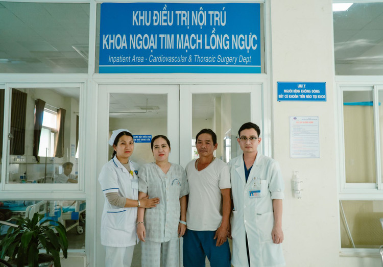 Bệnh nhân Nguyễn Thị Mai (thứ 2 từ trái sang) được xuất viện vào chiều 21/4 - Ảnh BVCC