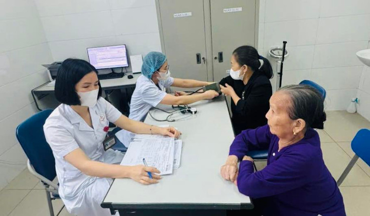 Tư vấn và thăm khám cho bệnh nhân - Ảnh BVCC