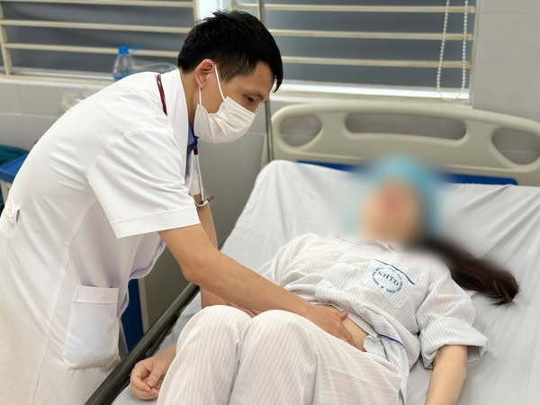 Bác sĩ thăm khám cho bệnh nhân - Ảnh BVCC