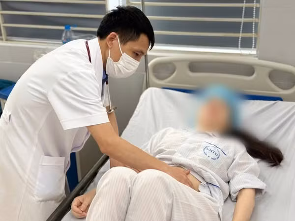 Bác sĩ thăm khám cho bệnh nhân - Ảnh BVCC