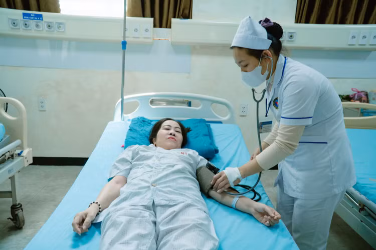 Sau phẫu thuật phức tạp lấy huyết khối ở động mạch chủ bụng và hai động mạch thận, bệnh nhân Nguyễn Thị Mai tỉnh táo, hồi phục tốt - Ảnh BVCC