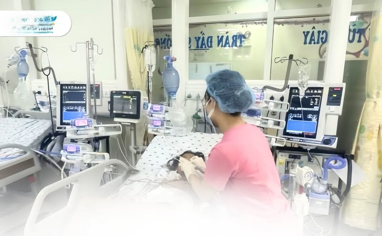 Chăm sóc bệnh nhi trong phòng hồi sức tích cực - Ảnh BVCC