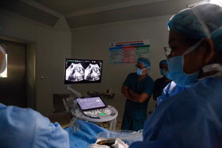 Ca thông tim xuyên tử cung ngoại mục cứu bào thai bị tim bẩm sinh nặng