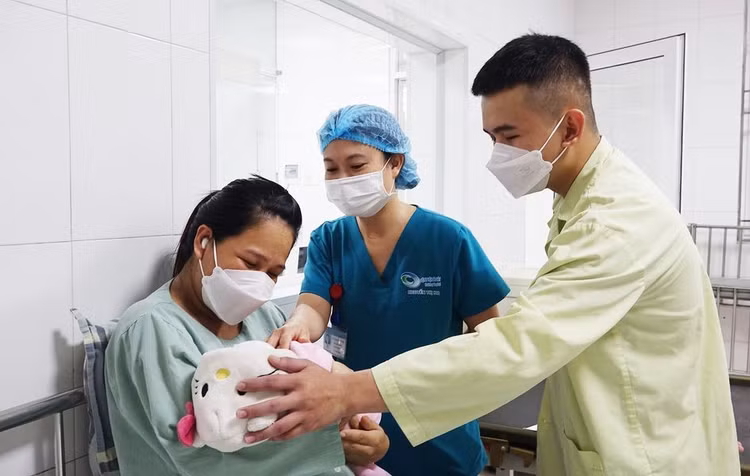 Trẻ được chăm sóc, điều trị hồi sức tích cực thoát nguy kịch, sức khỏe ổn định, được ghép mẹ