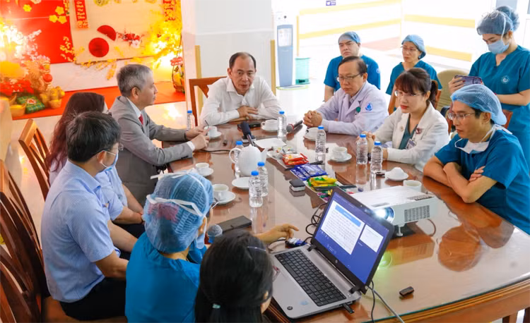 Lãnh đạo Sở Y tế chúc mừng kíp phẫu thuật