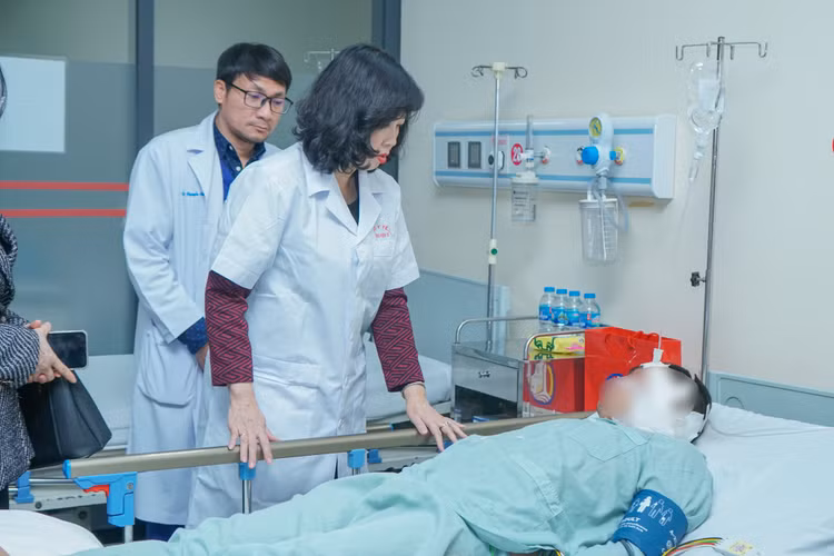 Bộ trưởng Đào Hồng Lan đã đến thăm hỏi bệnh nhân - Ảnh: BVCC Bộ trưởng Đào Hồng Lan đã đến thăm hỏi bệnh nhân - Ảnh: BVCC