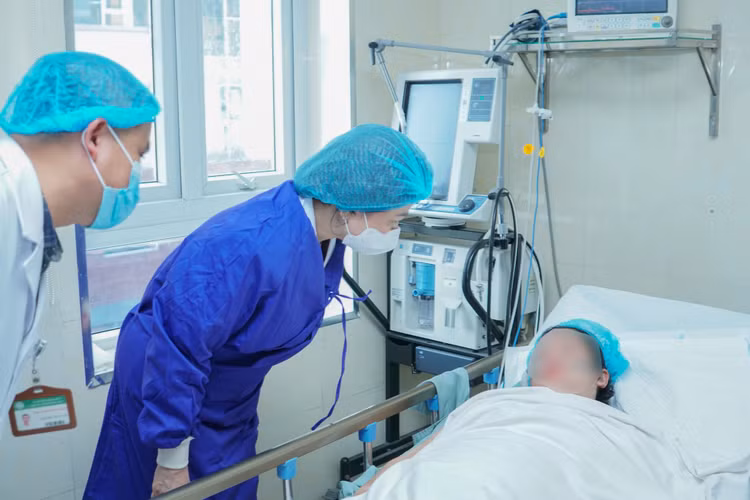 Bệnh nhân trong phòng cấp cứu - Ảnh BVCC Bệnh nhân trong phòng cấp cứu - Ảnh BVCC