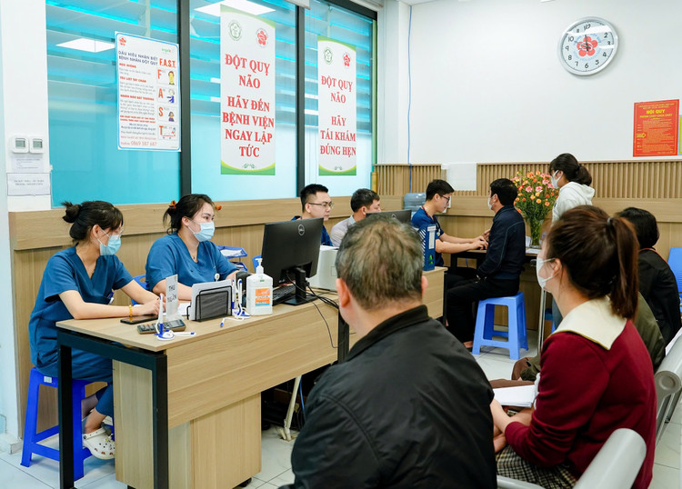 Thăm khám cho bệnh nhân tại Bệnh viện Bạch Mai - Ảnh BVCC