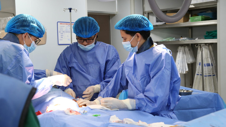 Ekip đặt stent graft cho người bệnh tại Bệnh viện đa khoa tỉnh Phú Thọ - Ảnh BVCC