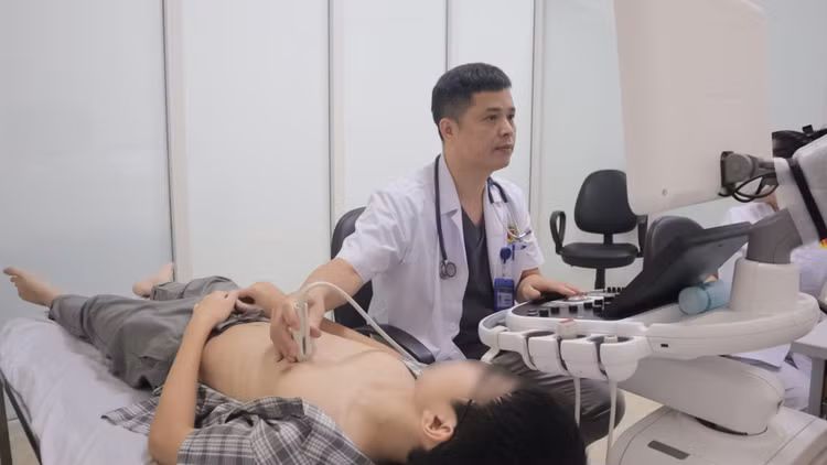 TS.BS Trần Đắc Đại – Trưởng khoa Tim mạch trẻ em, Trung tâm tim mạch, Bệnh viện E siêu âm tim cho bệnh nhân