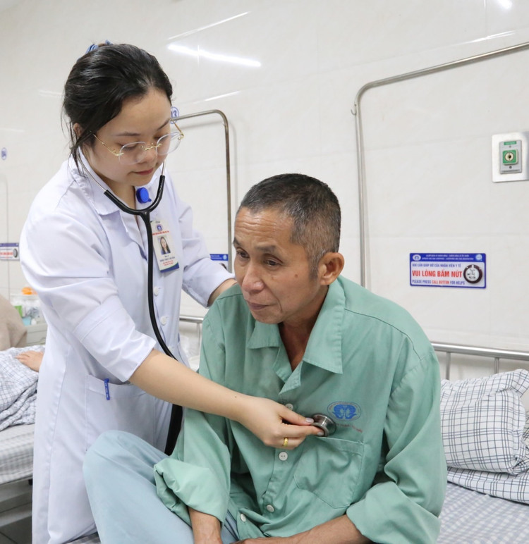 Bác sĩ thăm khám cho người bệnh - Ảnh BVCC