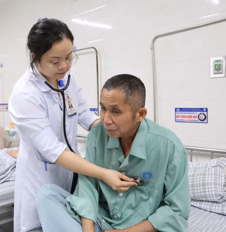 Bác sĩ thăm khám cho người bệnh - Ảnh BVCC