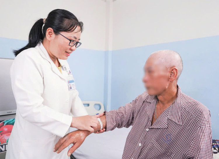 BS.CK1 Huỳnh Thị Thùy Trang, Phó khoa Nội cơ xương khớp, Bệnh viện Nhân dân Gia Định trò chuyện với anh N - Ảnh BVCC