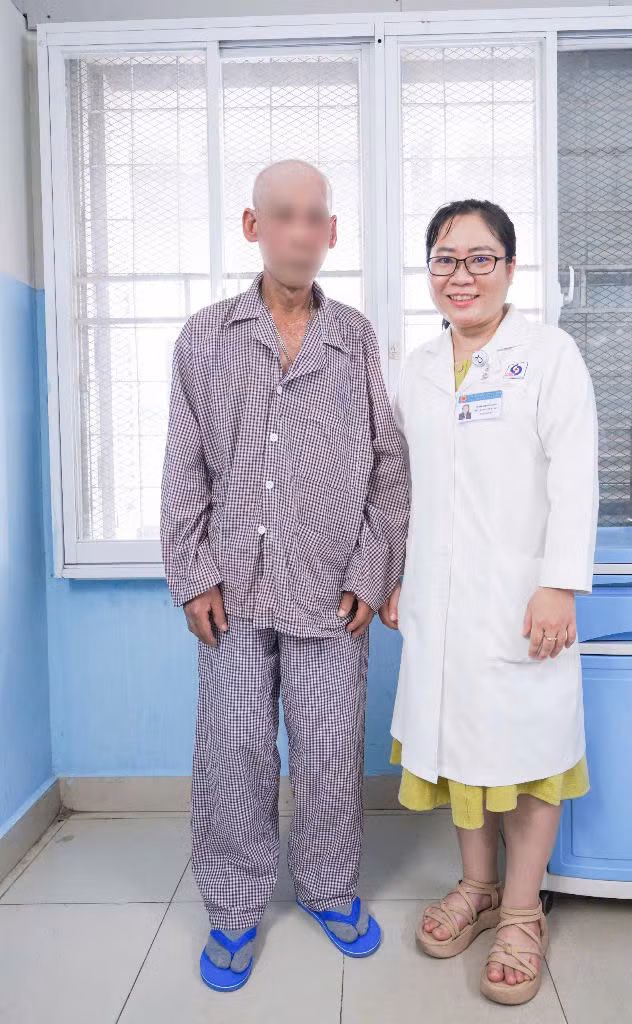 Tại khoa Nội cơ xương khớp, các bác sĩ chẩn đoán anh N. bị bệnh xơ cứng bì hiếm gặp và điều trị thành công cho anh - Ảnh BVCC