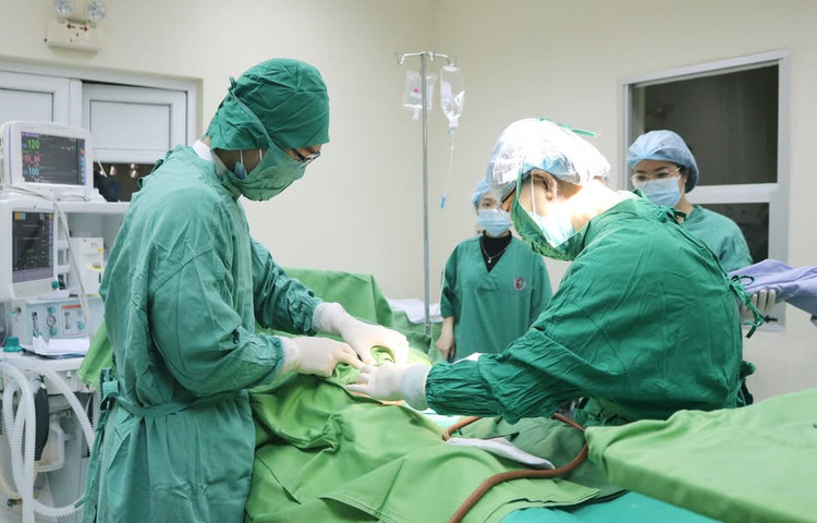 Phẫu thuật cấp cứu cứu sống sản phụ và thai nhi bị tiền sản giật nặng - Ảnh BVCC