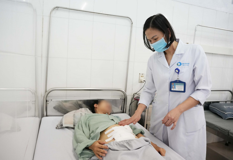 Bác sĩ CKI Nguyễn Thị Thương, khoa Phụ Sản, Bệnh viện Bãi Cháy thăm khám cho bệnh nhân sau phẫu thuật - Ảnh BVCC Bác sĩ CKI Nguyễn Thị Thương, khoa Phụ Sản, Bệnh viện Bãi Cháy thăm khám cho bệnh nhân sau phẫu thuật - Ảnh BVCC